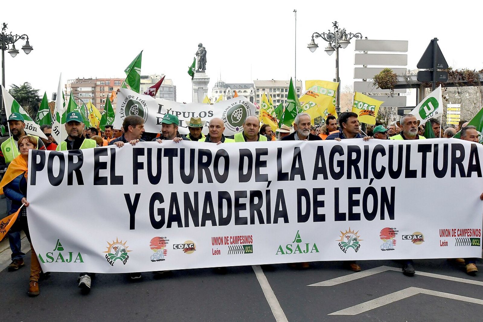 Miles de agricultores colapsan el centro de León y Santander para reivindicar "precios justos" - RTVE.es | Ver