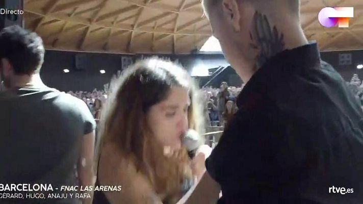 OT 2020 - Los chicos cantan y bailan "Señorita" en la firma de discos