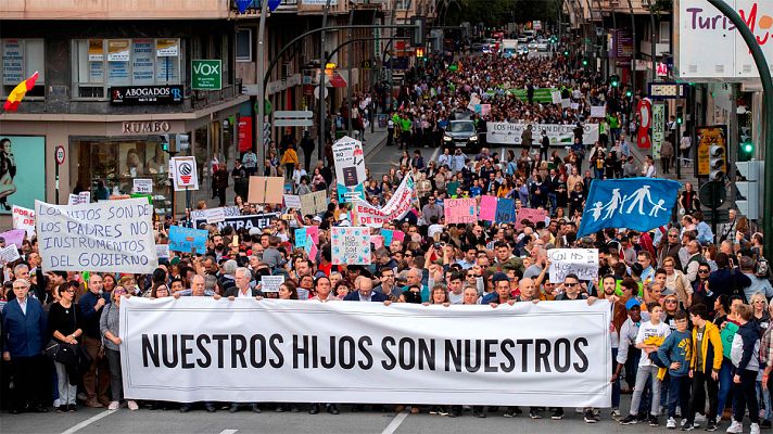 Telediario 1 - Miles de personas defienden en Murcia el 'pin parental' en la educación