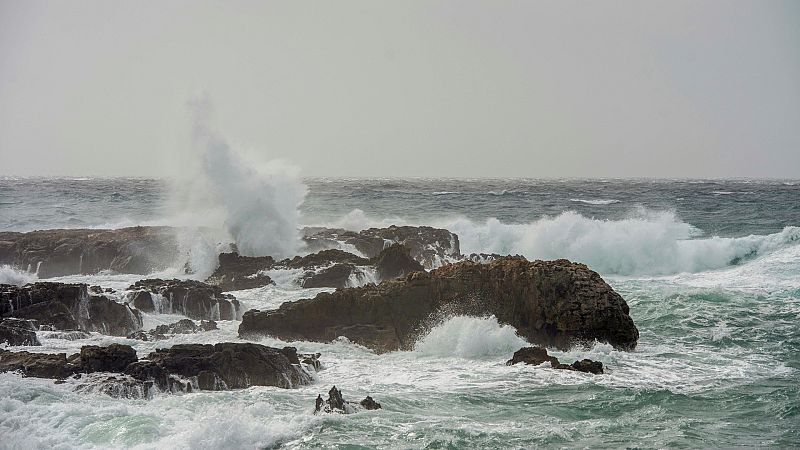 La borrasca "Karine" atraviesa la península con fuertes vientos, lluvia y nieve