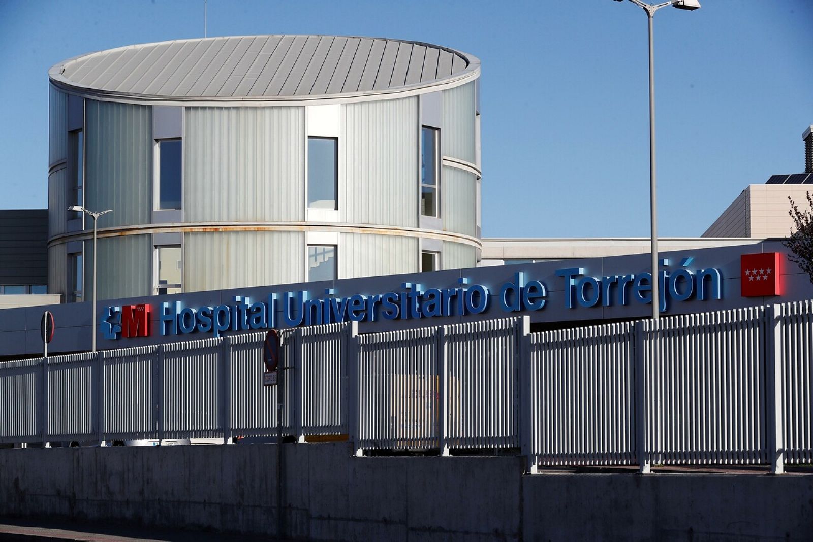 Las personas contagiadas están aisladas, algunos en sus domicilios pero la mayoría en hospitales. Hemos hablado con dos de ellos para ver cómo se encuentran y cómo están viviendo ese aislamiento.