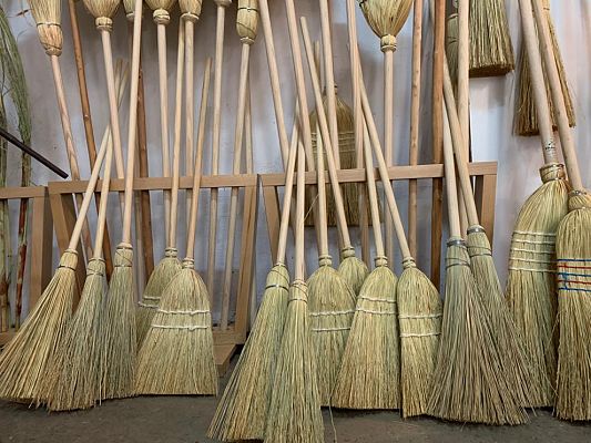 España Directo - Fabricando escobas artesanas de mijo