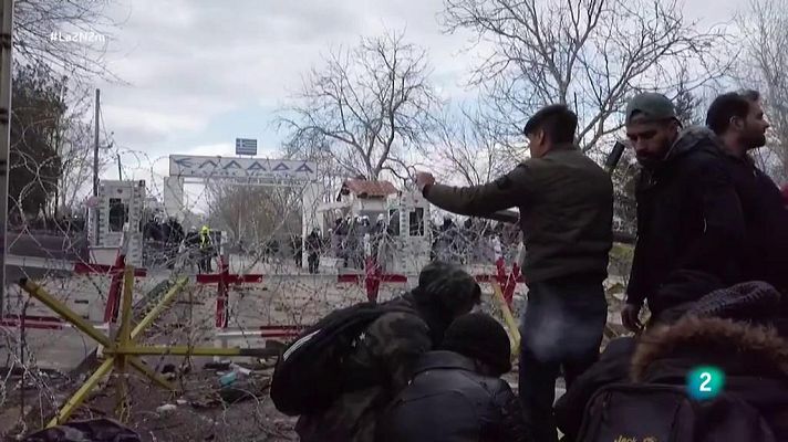 La 2 Noticias - Turquía abre las puertas a refugiados y Grecia los rechaza usando la fuerza