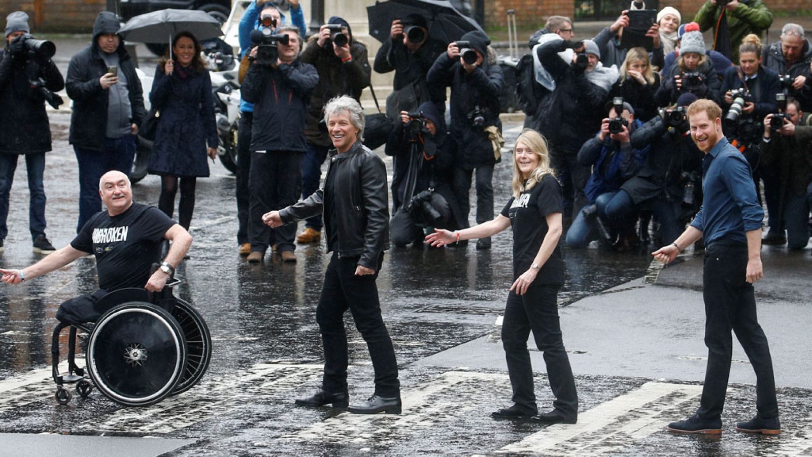 El príncipe Harry reproduce junto a Bon Jovi la portada de 'Abbey Road', de The Beatles