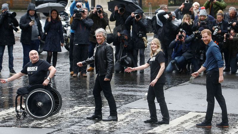 El príncipe Harry reproduce junto a Bon Jovi la portada de 'Abbey Road', de The Beatles