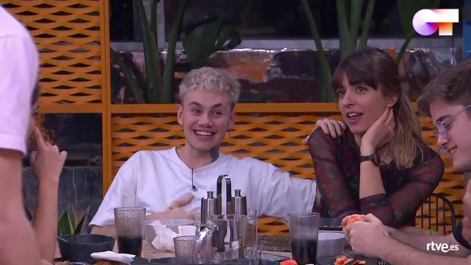 Eva y Jesús planean gastarle una broma a Samantha