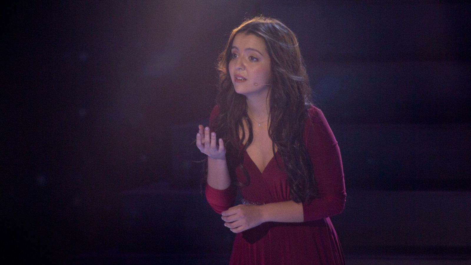 Prodigios 2 - Ariadna ilumina el escenario con su voz | Ver
