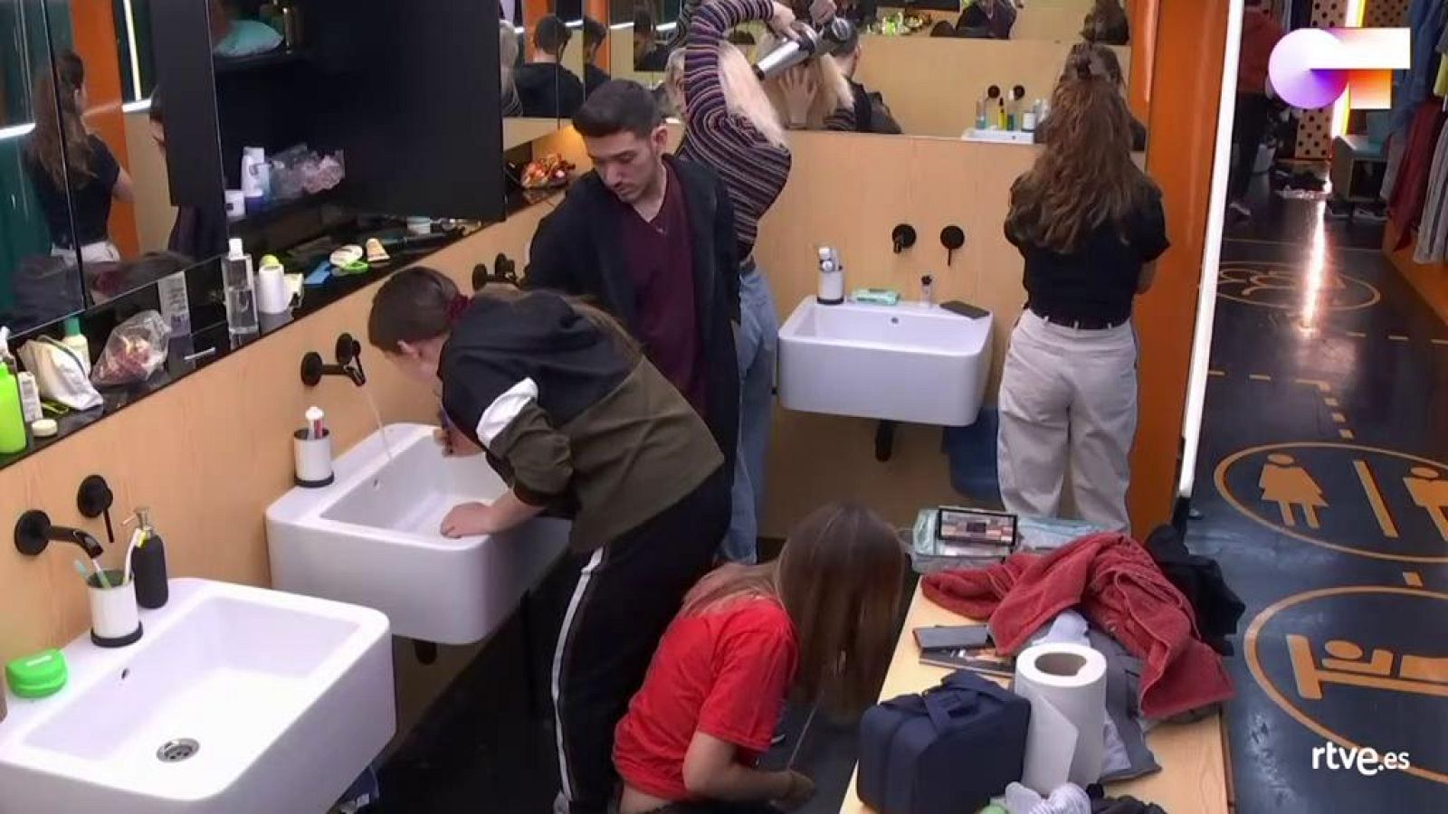 Bruno pide a las chicas que canten con él en el primer pase de micros