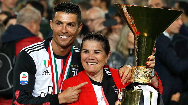 Corazón - Cristiano Ronaldo: ''Mi familia y yo agradecemos al equipo médico que está cuidando de ella''