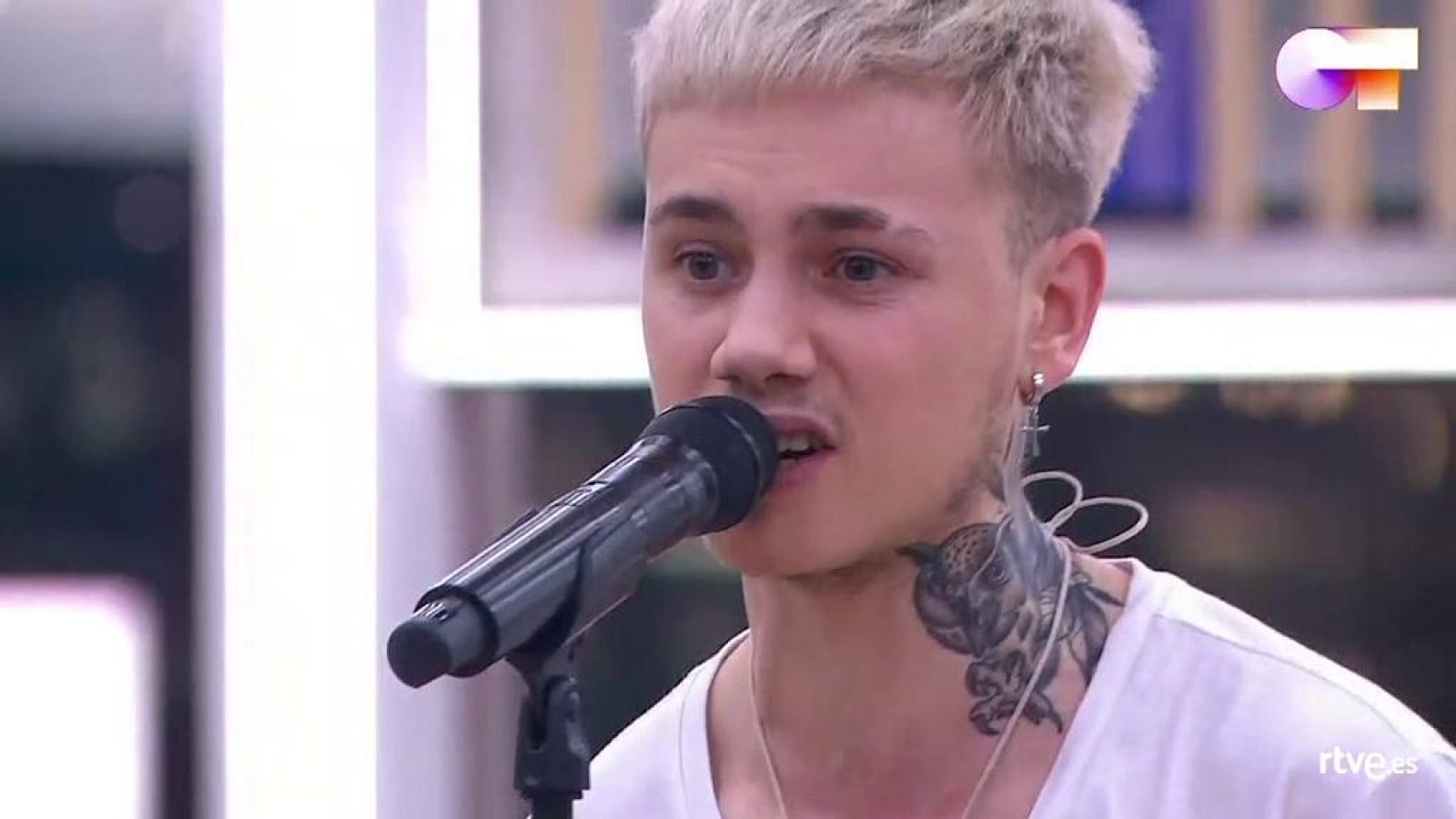 Hugo canta "Se acabó", de María Jiménez (en la versión de El Canto del Loco), en el primer pase de micros de la Gala 8 de Operación Triunfo 2020