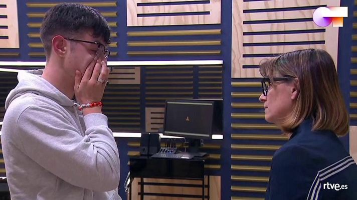 OT 2020 - Noemí consuela a Flavio tras el primer pase de mic