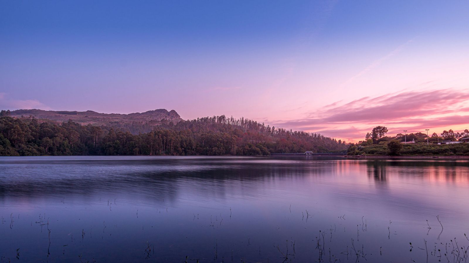 Lluvia, viento y fuerte oleaje en Galicia y  Asturias por el paso de un frente frío por la Península - ver ahora