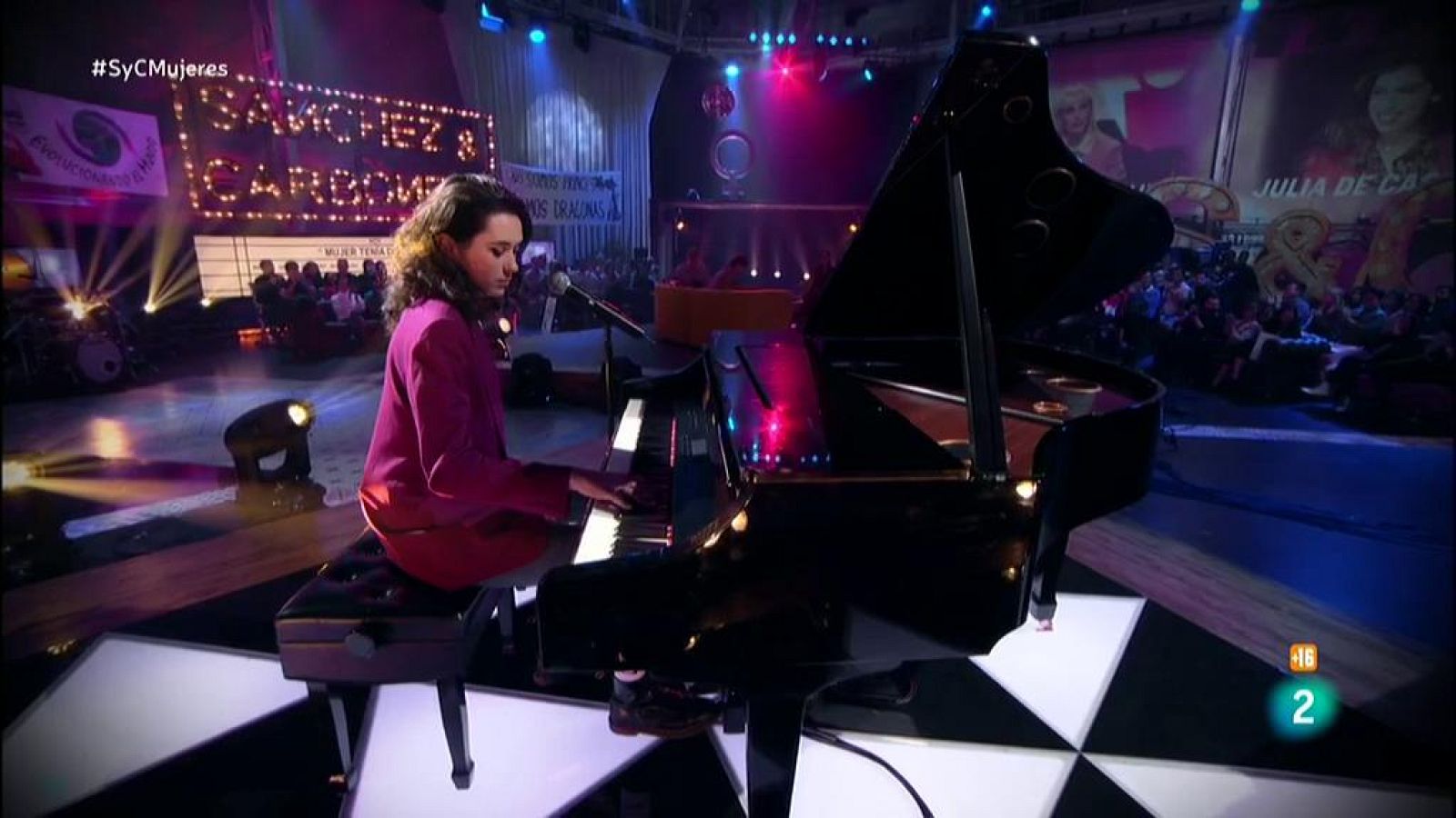 Alice Wonder al piano con 'Bajo la piel'