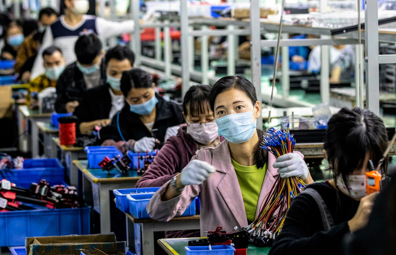 Sectores estratégicos toman medidas entre sus empleados ante la propagación del coronavirus - RTVE.es | Ver