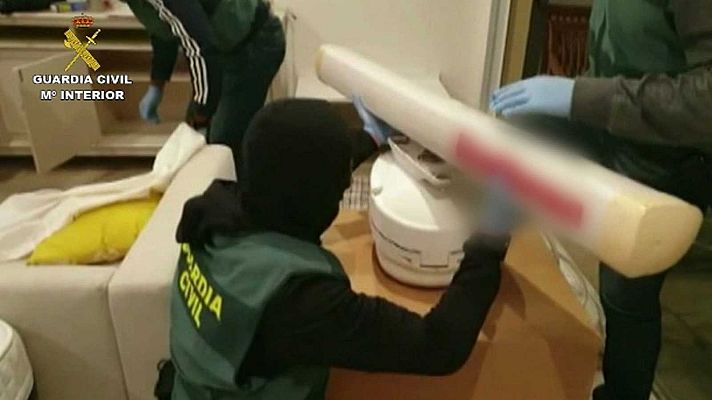 Telediario 1 - La Guardia Civil detiene a 89 personas de una red que introducía migrantes y hachís en las costas andaluzas