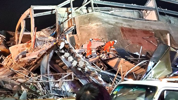 Telediario 1 - Se derrumba un hotel para personas en cuarentena en China