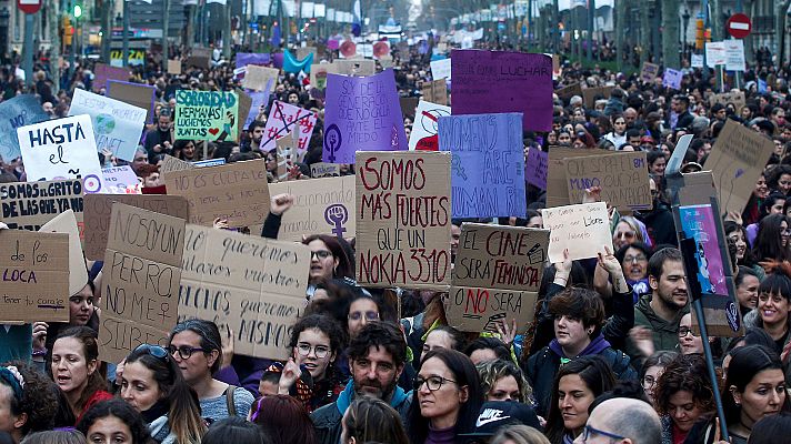 Telediario 1 - Miles de mujeres salen a la calle en ciudades de toda España
