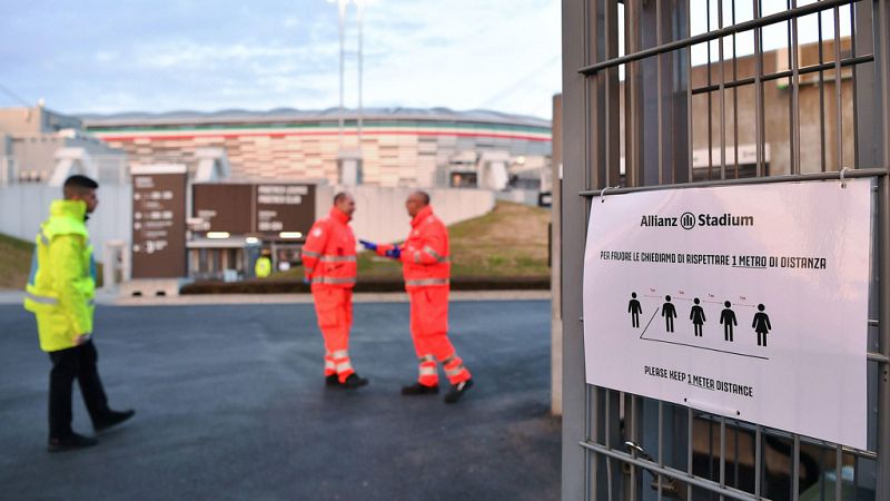 El coronavirus cierra estadios en todo el mundo