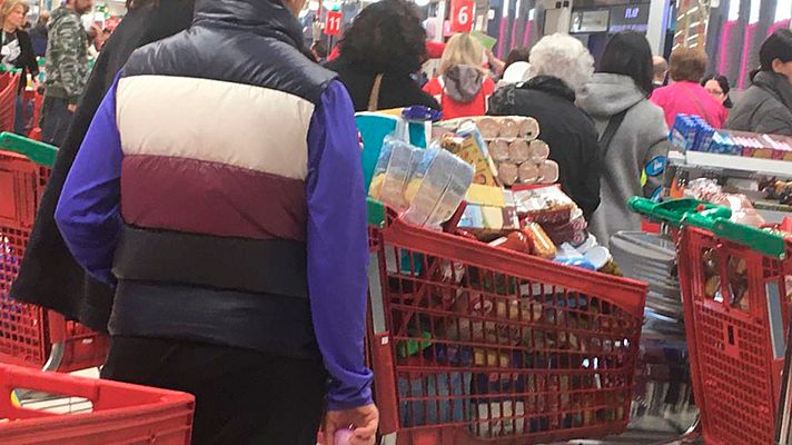 Especial Coronavirus - Carros llenos y estanterías semivacías a primera hora de la mañana en algunos supermercados de Madrid