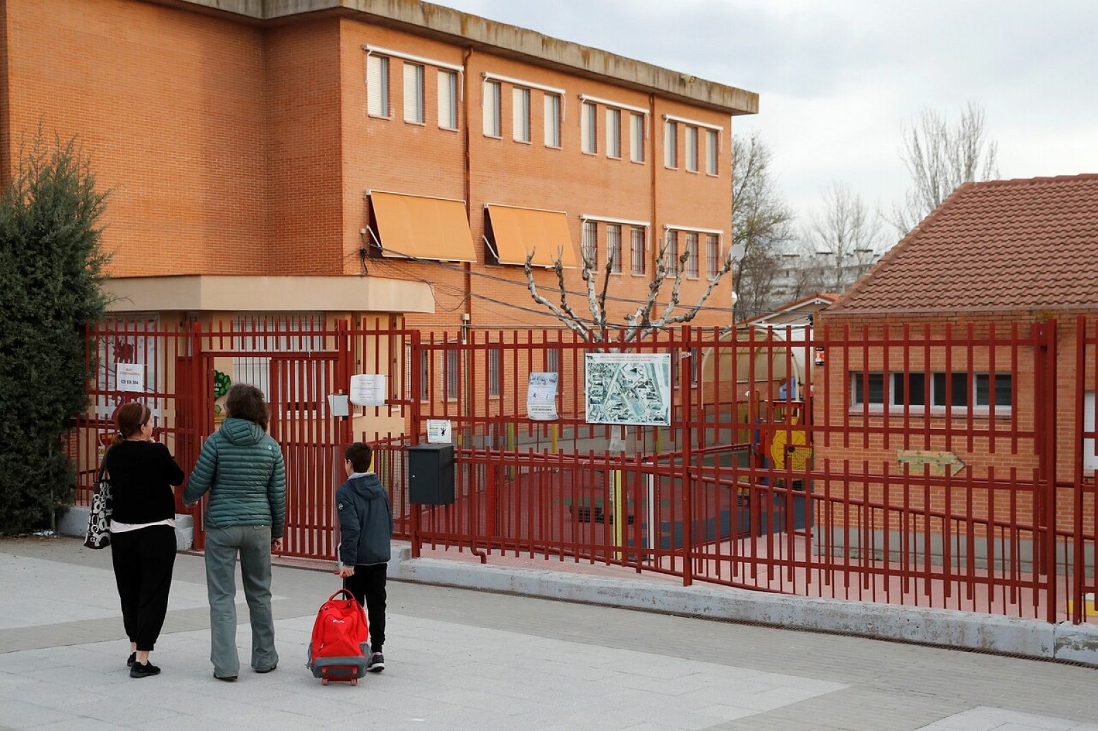 El cierre de colegios por el coronavirus obliga a las familias a reorganizar sus rutinas y pedir días libres - RTVE.es | Ver