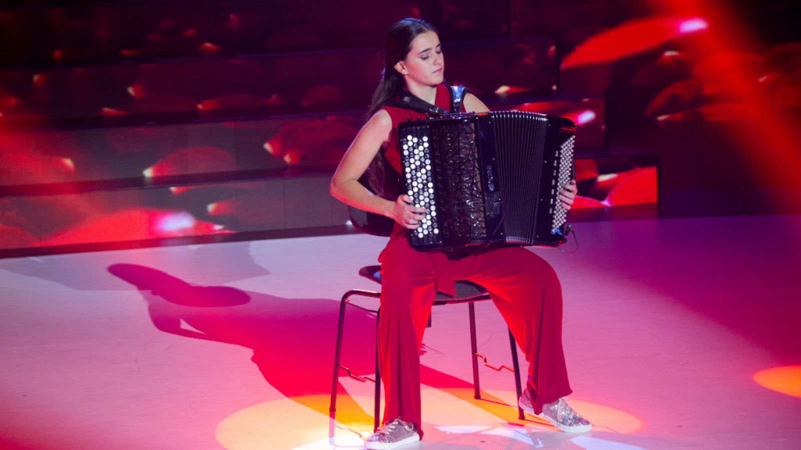 Prodigios 2 - Marta ilumina los ojos de Andrés Salado | Ver