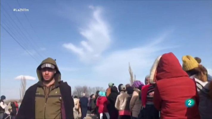 La 2 Noticias - Turquía decide mantener su frontera abierta para que refugiados vayan a la UE