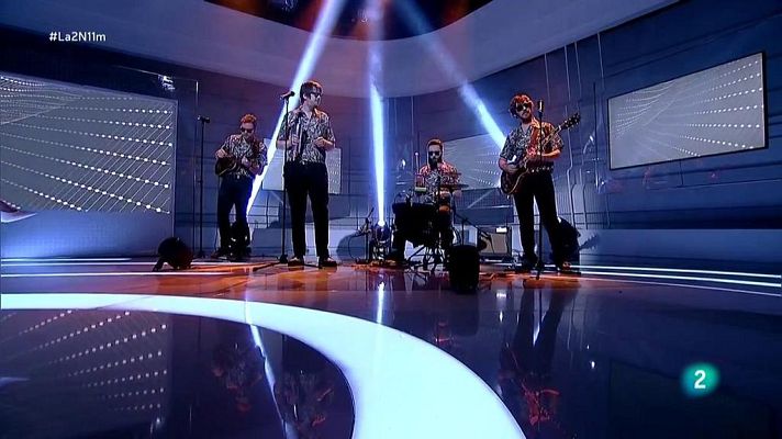 La 2 Noticias - Los Mejillones Tigre cantan "La Avioneta" en La 2 Noticias