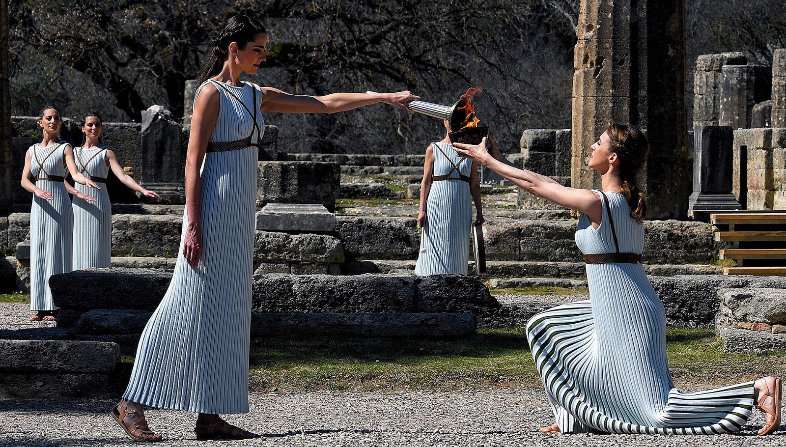 La llama olímpica se enciende en Olimpia y emprende su camino a Tokio 2020