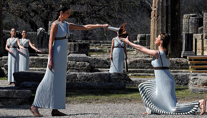 La llama olímpica se enciende en Olimpia y emprende su camino a Tokio 2020