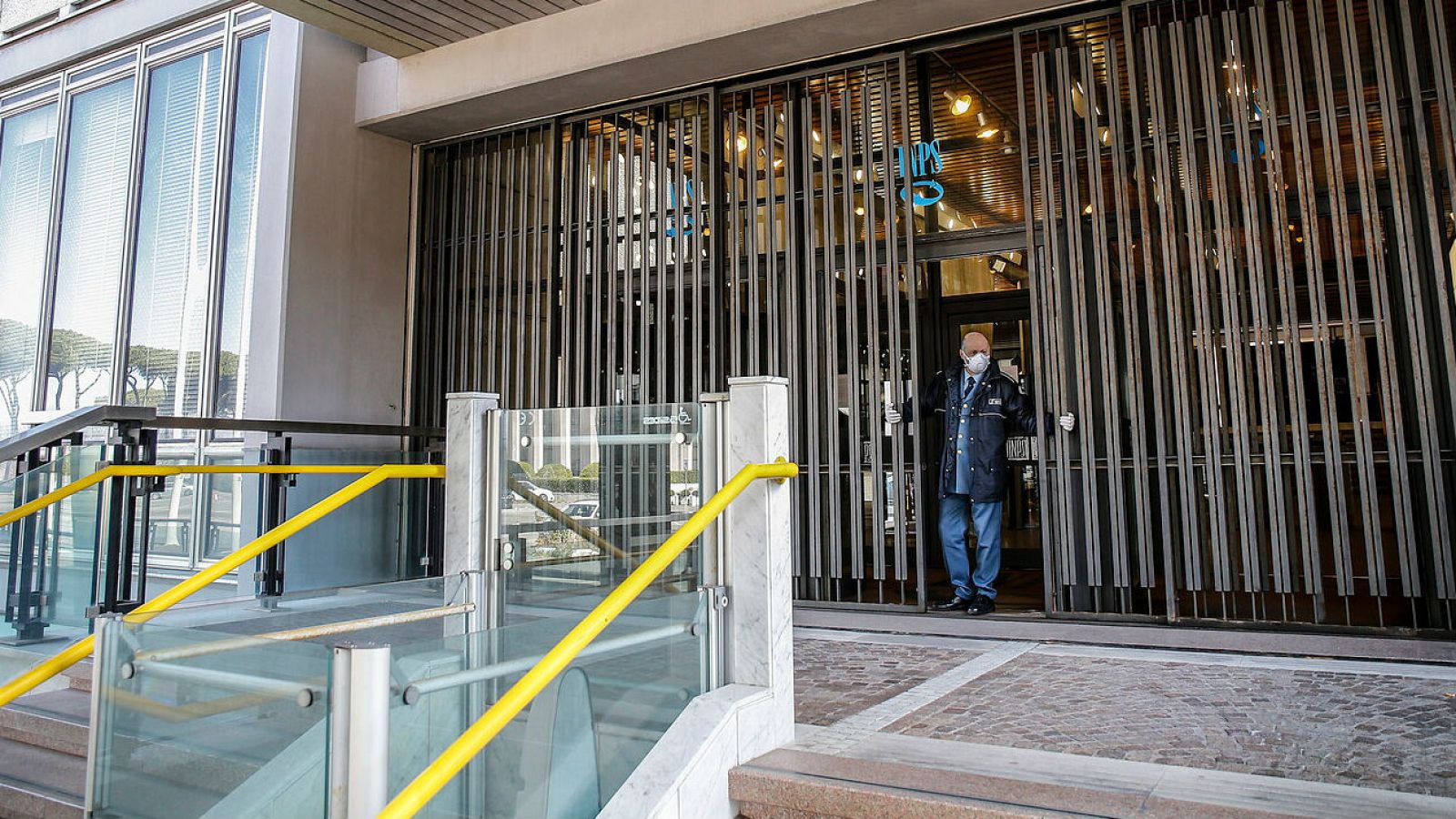 El coronavirus vacía la ciudad de Roma tras el anuncio del cierre de comercios - RTVE.es | Ver