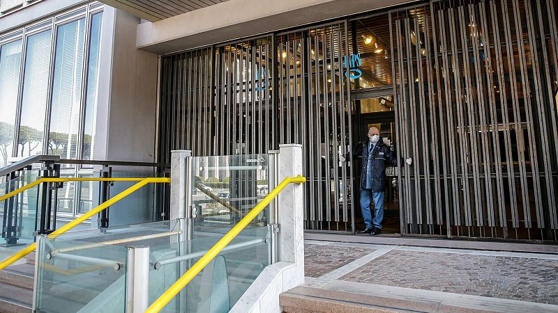 El coronavirus vacía la ciudad de Roma tras el anuncio del cierre de comercios - RTVE.es | Ver