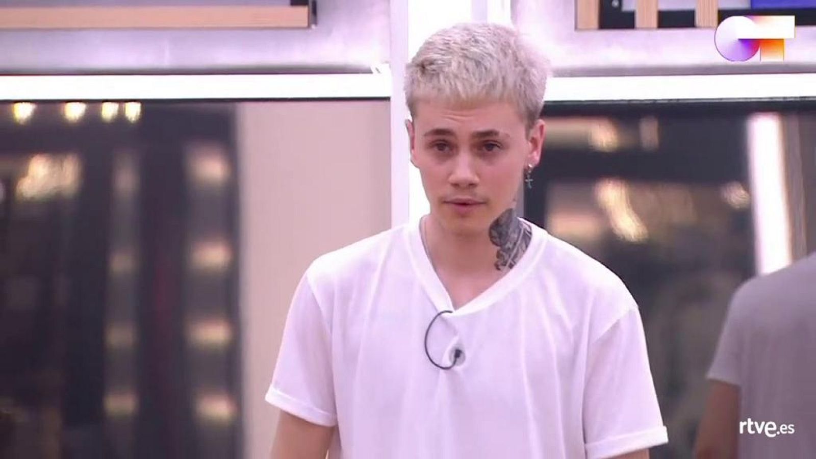 Hugo canta Heroes, de Måns Zelmerlöw, en el segundo pase de micros de la Gala 9 de Operación Triunfo 2020