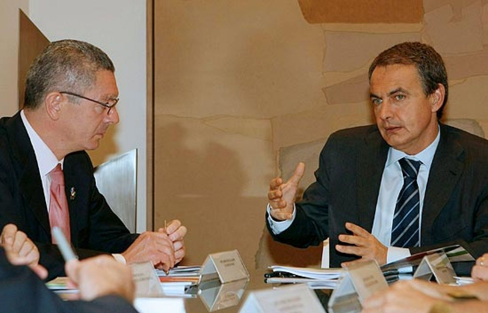 El presidente del Gobierno ha recibido a los miembros de la candidatura de Madrid 2016 en el Palacio de la Moncloa. El alcalde de Madrid, Ruiz Gallardón, le ha pedido a Zapatero que acuda a Copenhague el 2 de octubre, fecha en la que el COI decidirá