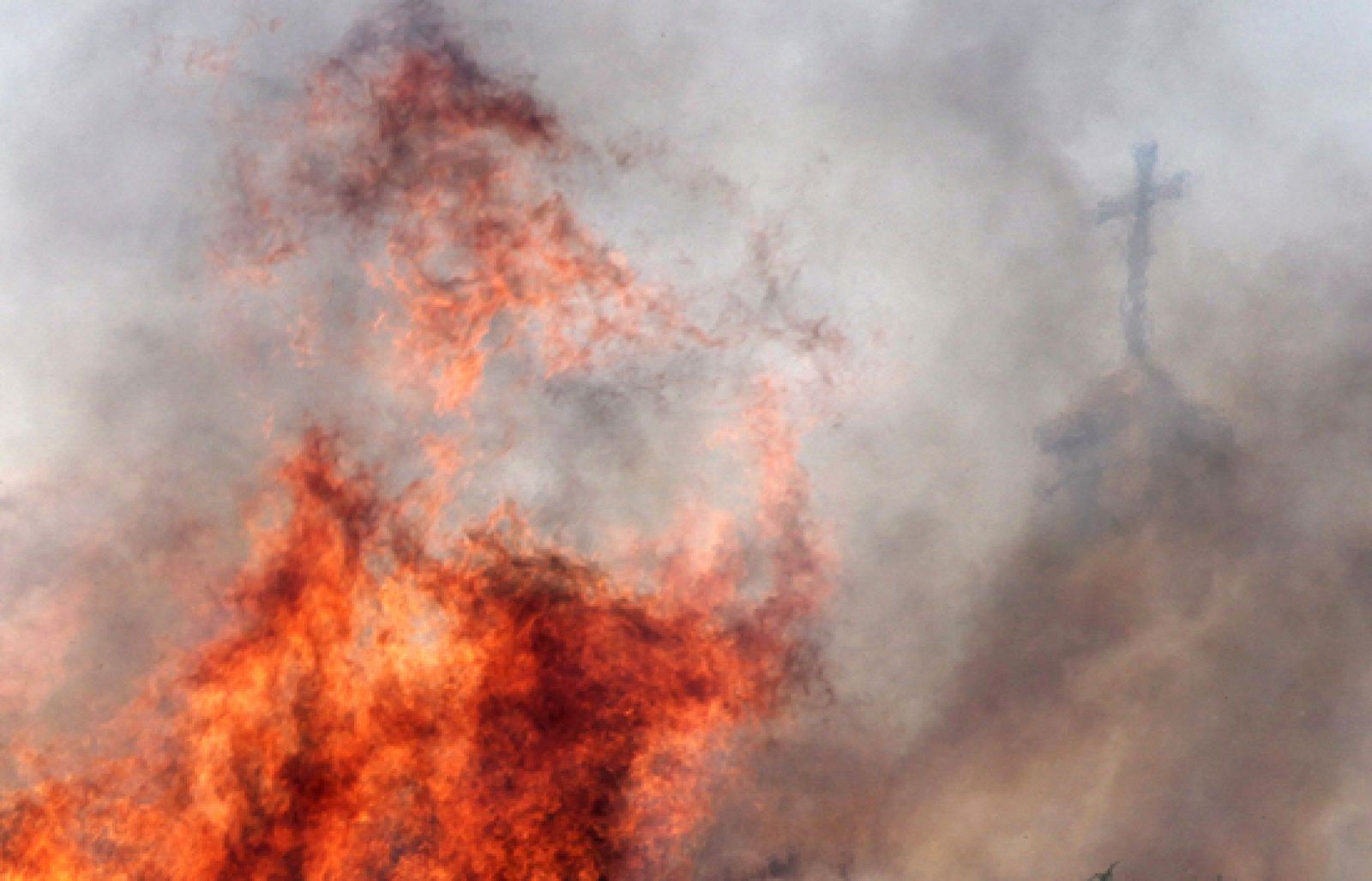 En Ávila, el fuego sigue avanzando en el sur de la Sierra de Gredos | Ver