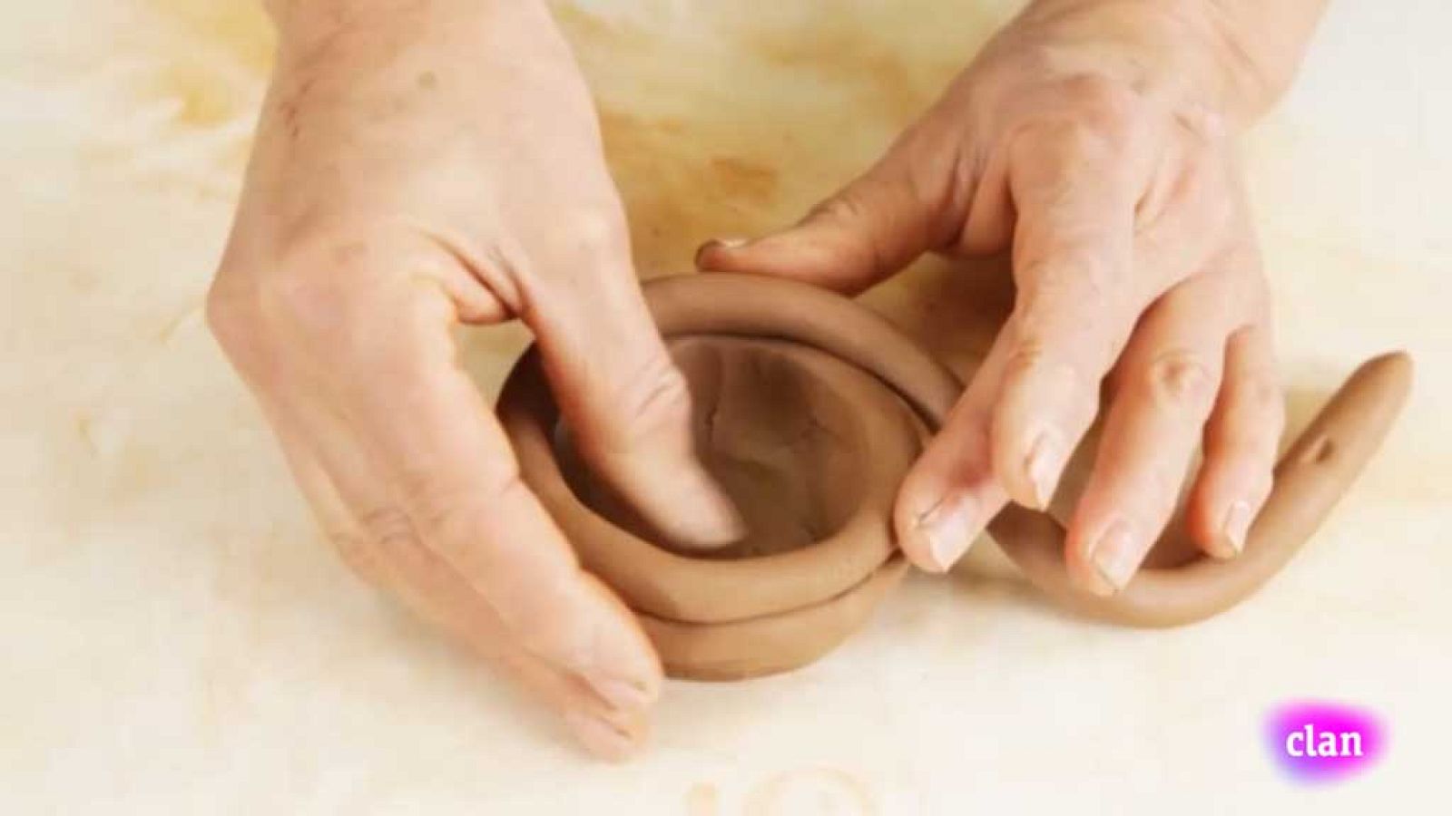 CIENCIAS NATURALES - Hacemos un cuenco prehistórico. - EduClan 3 a 5 años | Ver