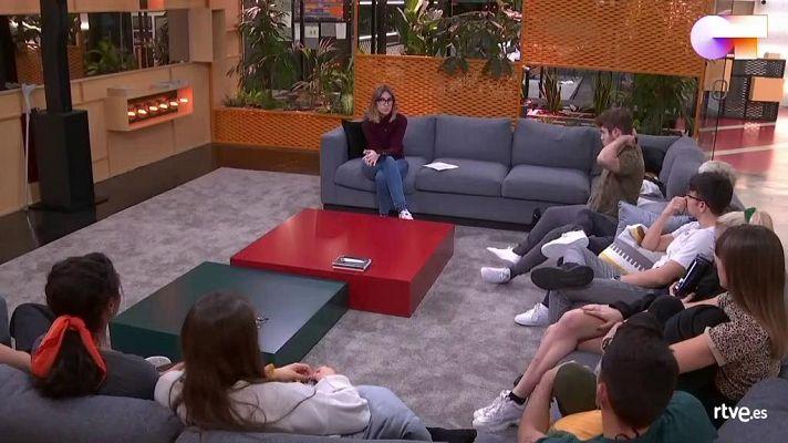 OT 2020 - OT 2020 - Noemí Galera informa a los concursantes de que el programa del domingo se celebrará en la academia