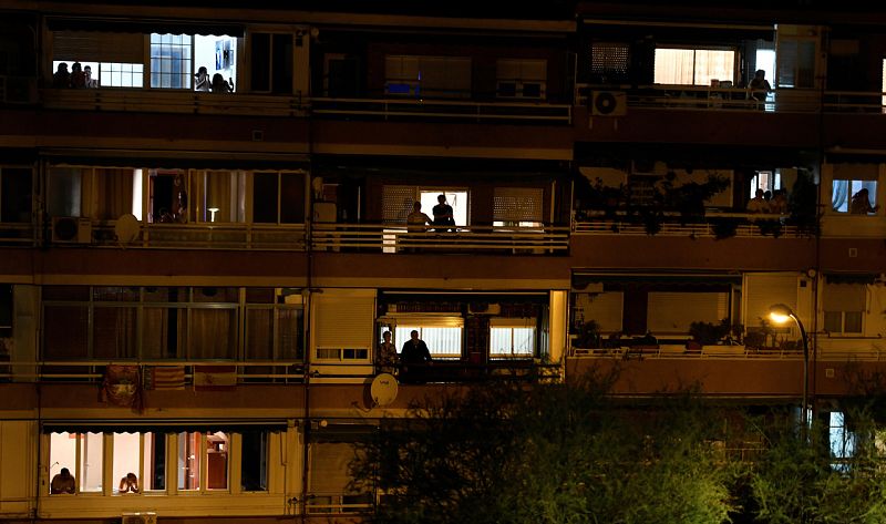 La emocionada respuesta en forma de aplausos para dar las gracias a los sanitarios que combaten el coronavirus en Madrid