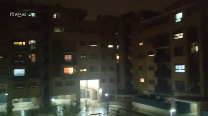  - Los españoles vuelven a agradecer con aplausos la labor de los sanitarios