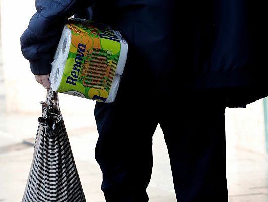 Telediario 1 - Un grupo de voluntarios ayuda ante el coronavirus