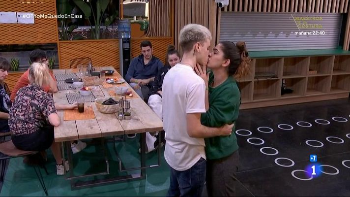 OT 2020 - Los concursantes se besan en la Academia