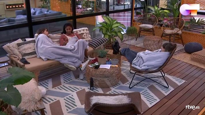 OT 2020 - Anajú, Nia y Maialen conversando en la terraza
