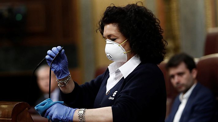 Especial Coronavirus - Limpian el atril del Congreso entre las intervenciones de los diputados por el coronavirus