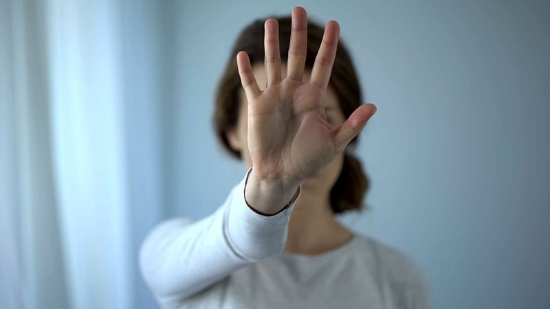 El Ministerio de Igualdad habilita un chat para denunciar posibles maltratos durante el estado de alarma - RTVE.es - Telediario 1 | Ver