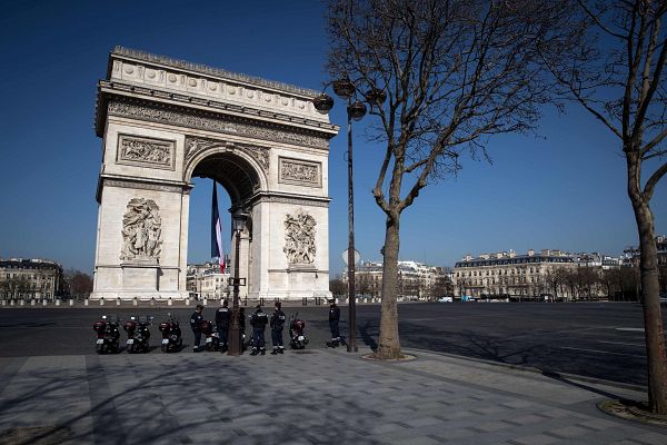 Telediario 1 - París es un desierto mientras toda Francia sigue luchando