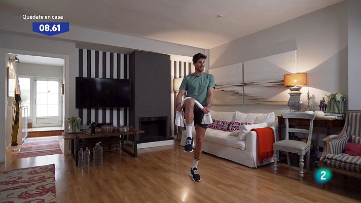 Muévete en casa - ¡Ejercicio de abdominales con una toalla!