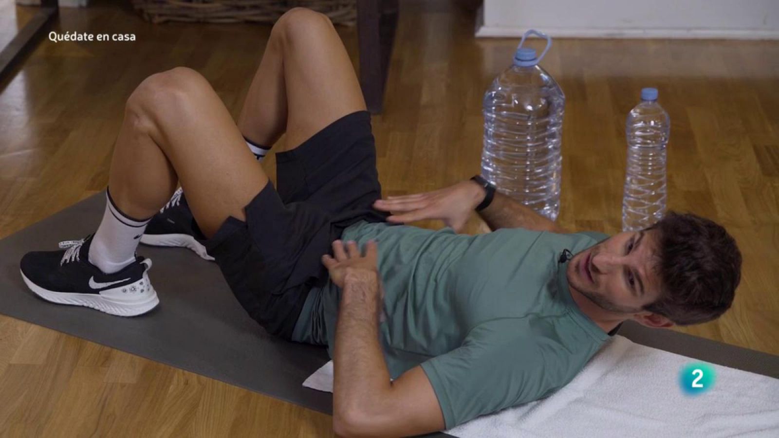 ¡Ejercicio abdominal con botellas de agua!