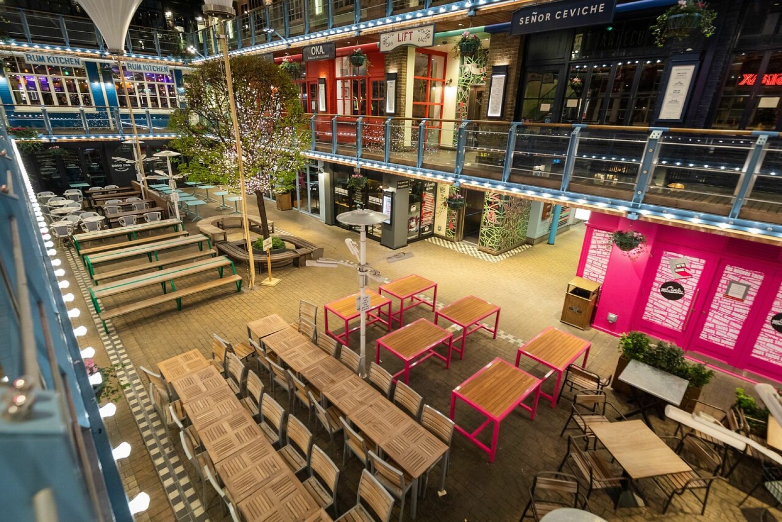 Algunos restaurantes siguen con su actividad durante el estado de alarma llevando comida a domicilio - RTVE.es - Telediario 1 | Ver