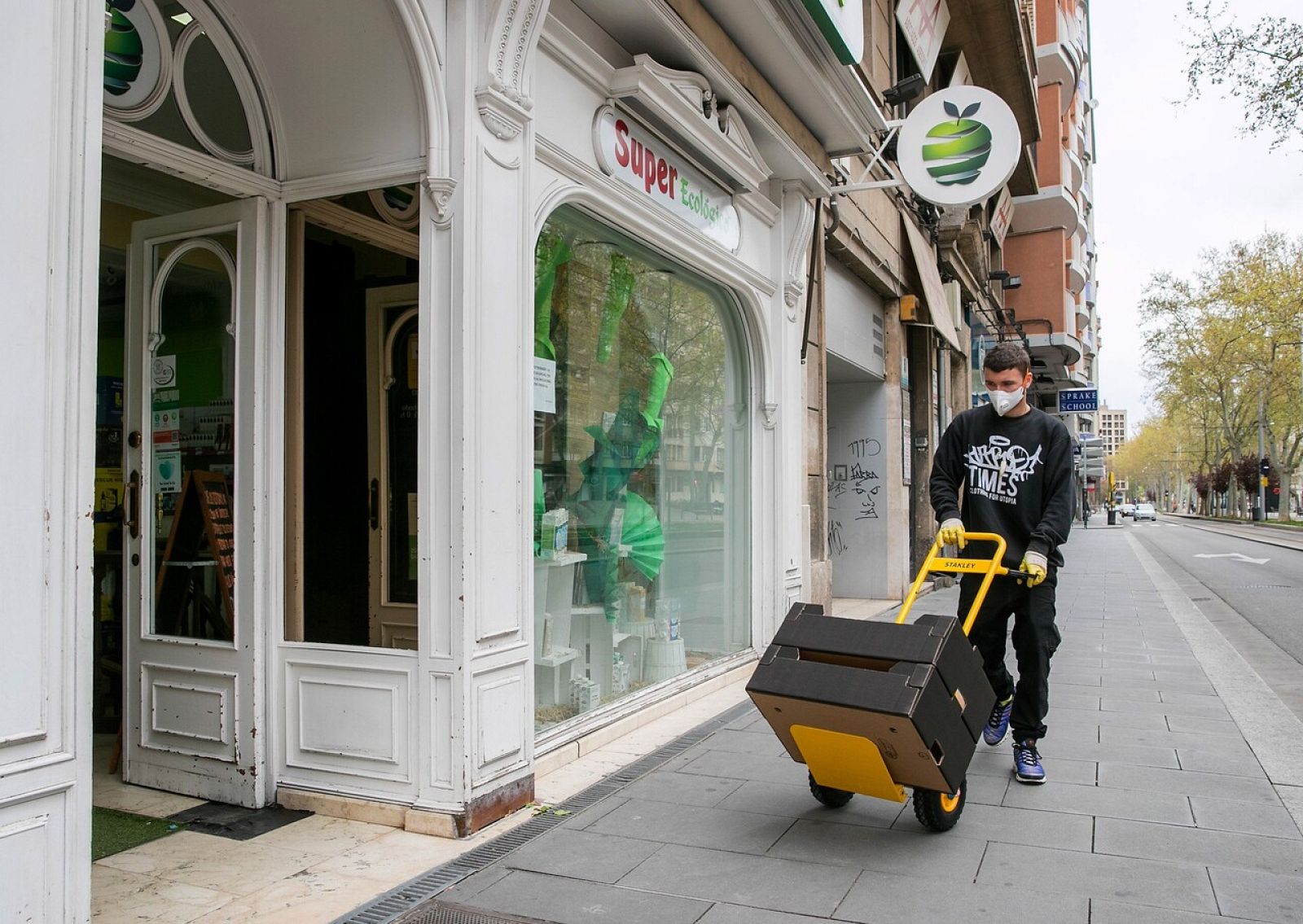 Los mercados se adaptan a la bajada de la demanda de productos por el coronavirus - RTVE.es - Telediario 1 | Ver