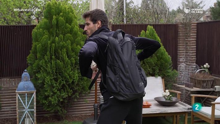 Muévete en casa - ¡Actividad de piernas y glúteos con una mochila!