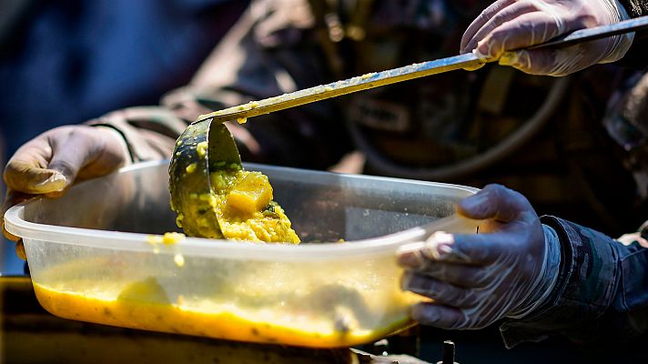 Telediario 1 - El ejército argentino reparte 1.500 raciones de comida en las afueras de Buenos Aires